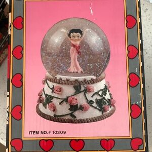 New never been out of Box! Betty Boop Bed of Roses Musical Snowglobe Retired